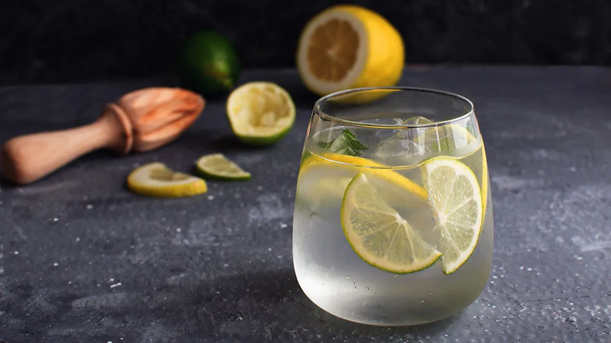 Dieta na niedoczynność powinna uwzględniać odpowiednią ilość wody, której smak można wzbogacić plasterkami cytryny lub limonki.
